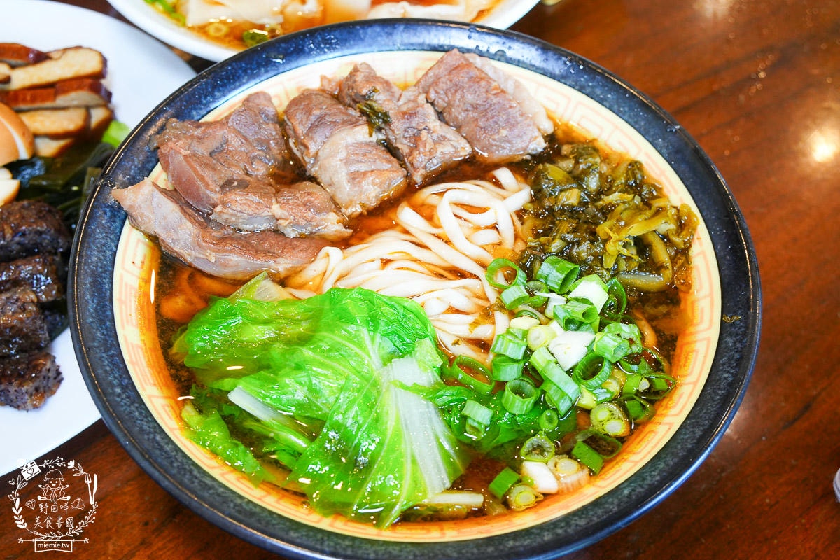 鳳山小吃推薦|江北食堂 風味外省麵|連平日中午都座無虛席的鳳山麵店！鳳山牛肉麵推薦！