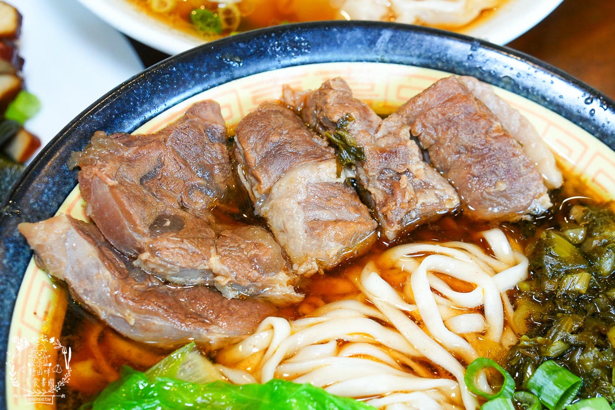 鳳山小吃推薦|江北食堂 風味外省麵|連平日中午都座無虛席的鳳山麵店！鳳山牛肉麵推薦！
