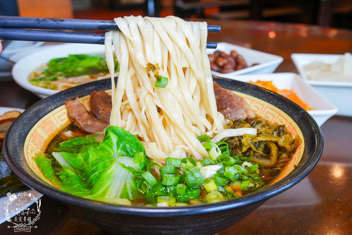 鳳山小吃推薦|江北食堂 風味外省麵|連平日中午都座無虛席的鳳山麵店！鳳山牛肉麵推薦！