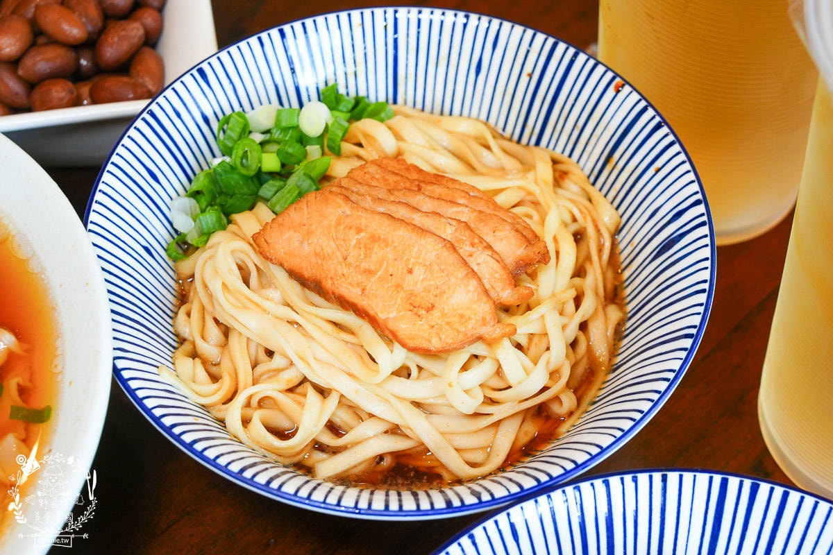 鳳山小吃推薦|江北食堂 風味外省麵|連平日中午都座無虛席的鳳山麵店！鳳山牛肉麵推薦！