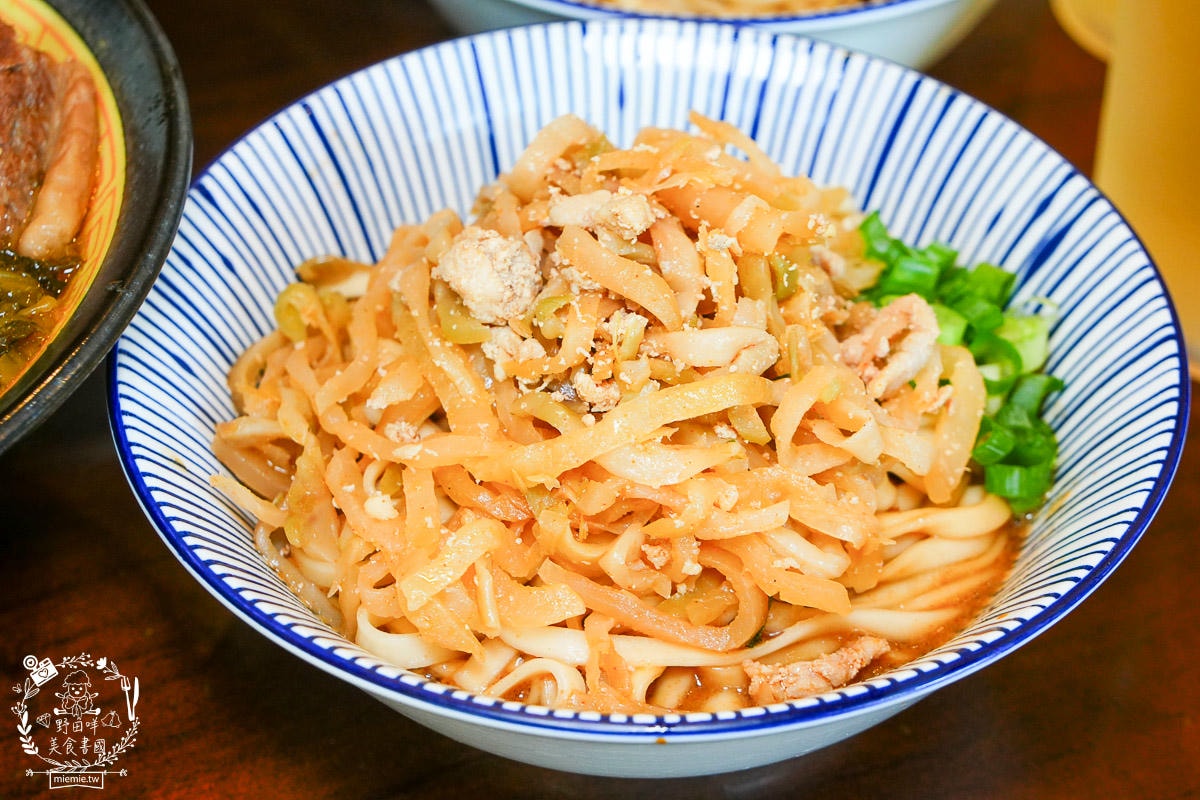 鳳山小吃推薦|江北食堂 風味外省麵|連平日中午都座無虛席的鳳山麵店！鳳山牛肉麵推薦！