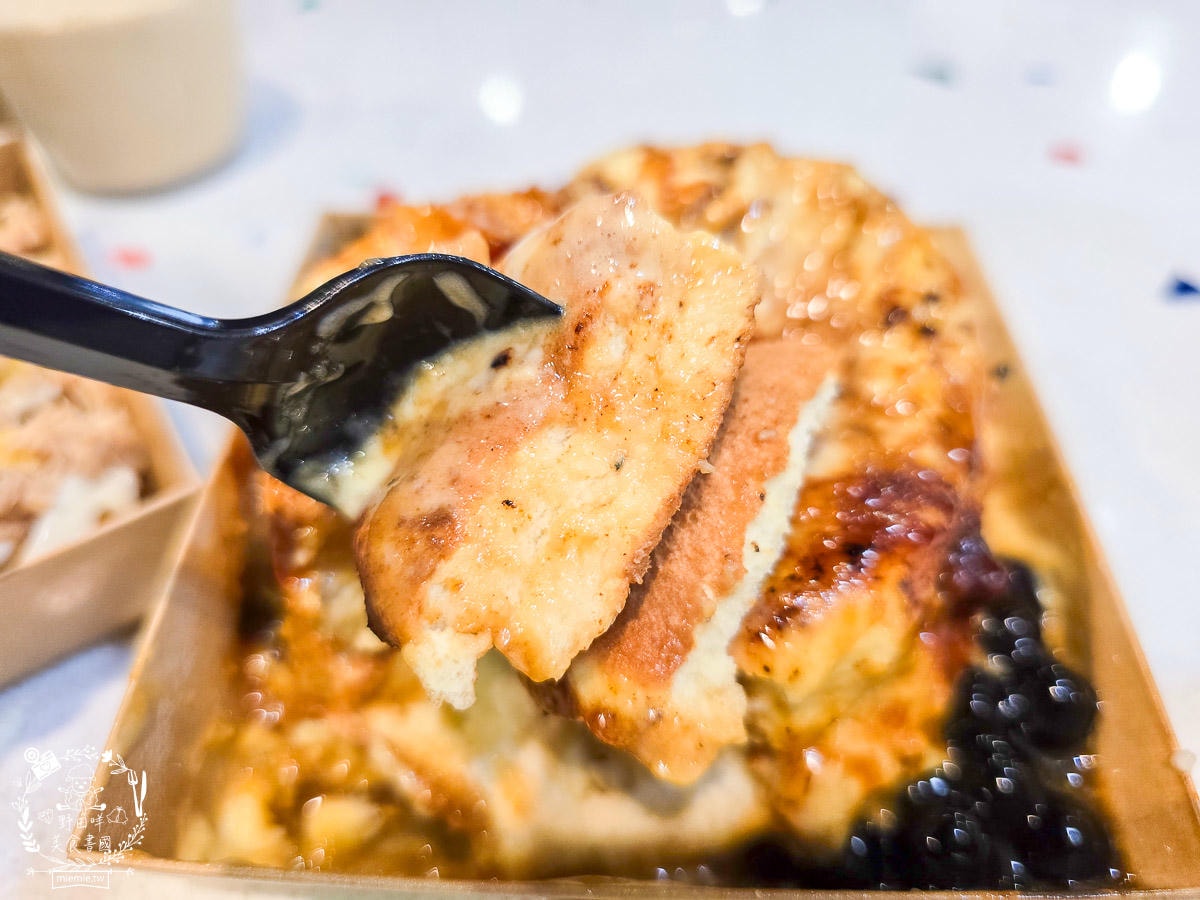 青年夜市美食推薦[蕾隊友舒芙蕾]超多人排隊的夜市美食！炙燒焦糖卡士達口味必推！