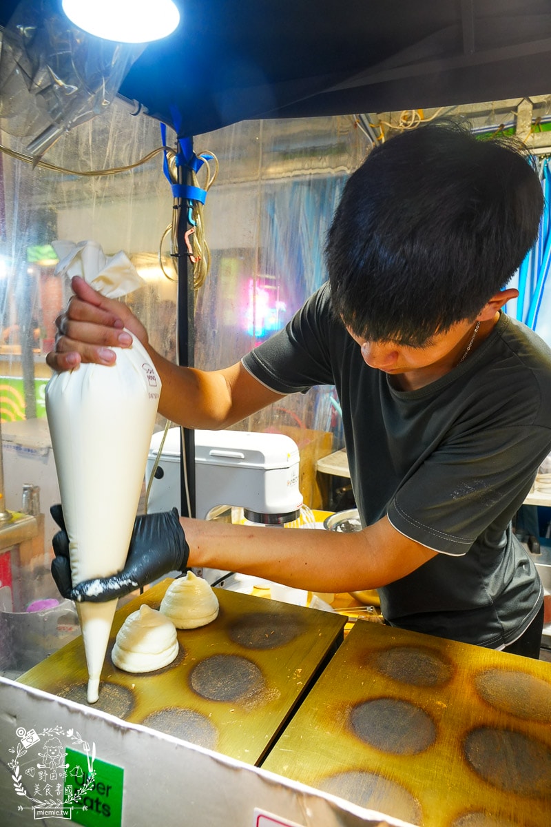 青年夜市美食推薦[蕾隊友舒芙蕾]超多人排隊的夜市美食！炙燒焦糖卡士達口味必推！