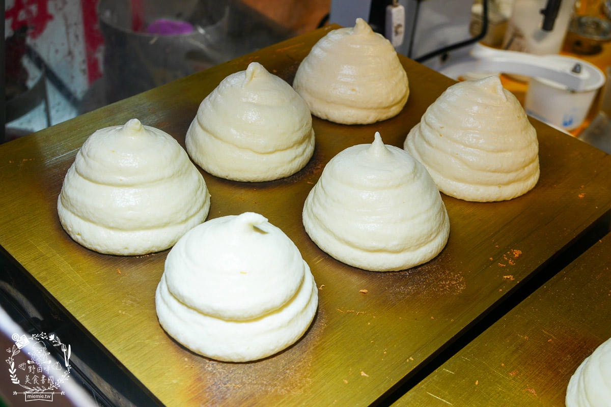 青年夜市美食推薦[蕾隊友舒芙蕾]超多人排隊的夜市美食！炙燒焦糖卡士達口味必推！