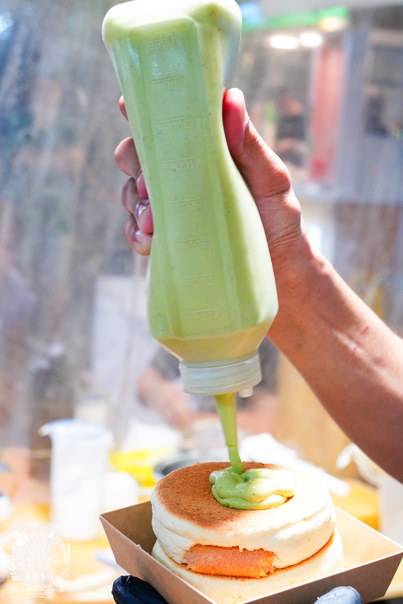 青年夜市美食推薦[蕾隊友舒芙蕾]超多人排隊的夜市美食！炙燒焦糖卡士達口味必推！