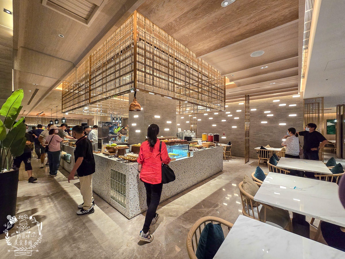 高雄日航酒店SERENA全日餐廳自助吃到飽|超強海鮮區跟牛排、肋排！生魚片也相當厚實新鮮！