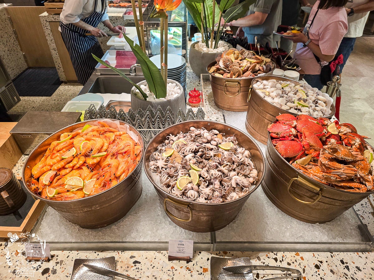 高雄日航酒店SERENA全日餐廳自助吃到飽|超強海鮮區跟牛排、肋排！生魚片也相當厚實新鮮！