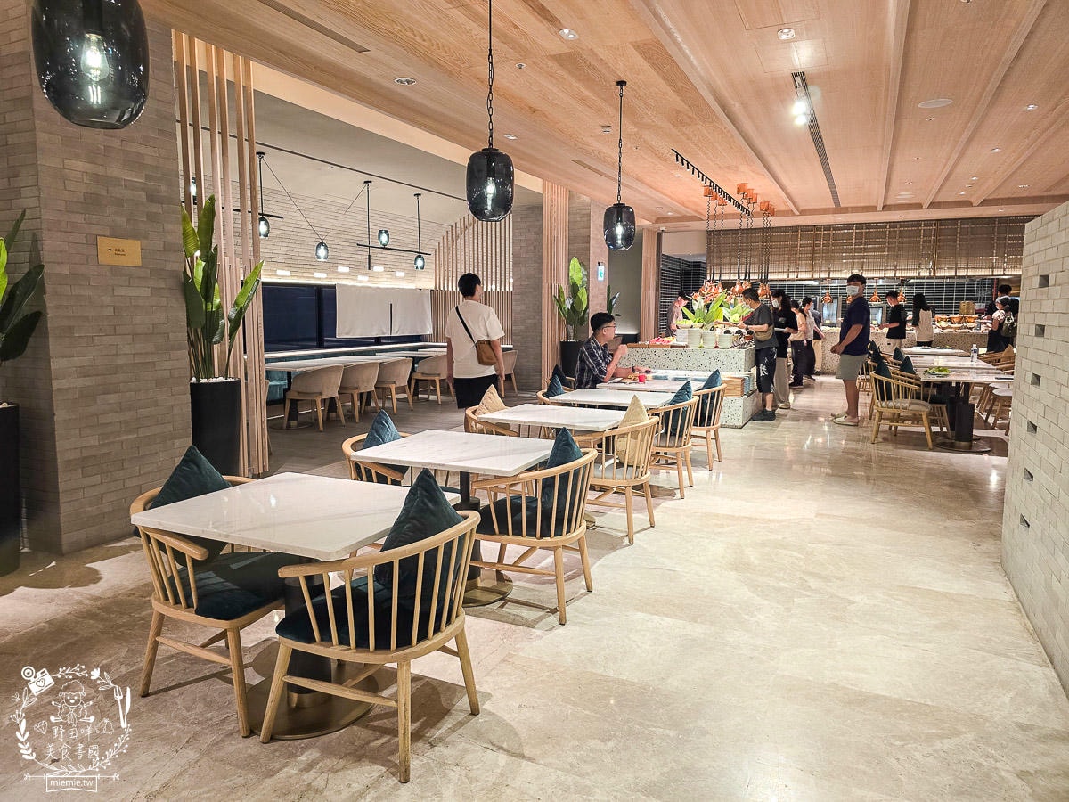 高雄日航酒店SERENA全日餐廳自助吃到飽|超強海鮮區跟牛排、肋排！生魚片也相當厚實新鮮！