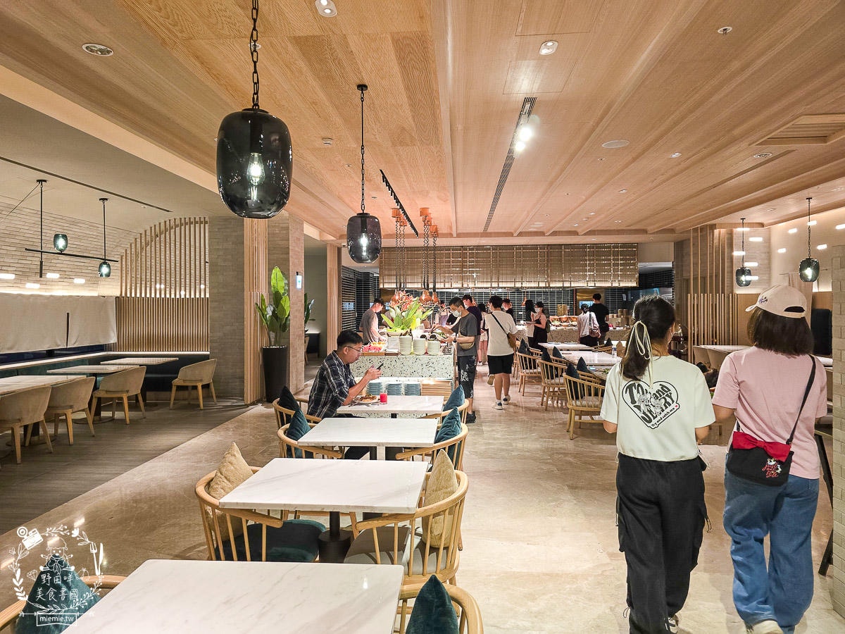 高雄日航酒店SERENA全日餐廳自助吃到飽|超強海鮮區跟牛排、肋排！生魚片也相當厚實新鮮！
