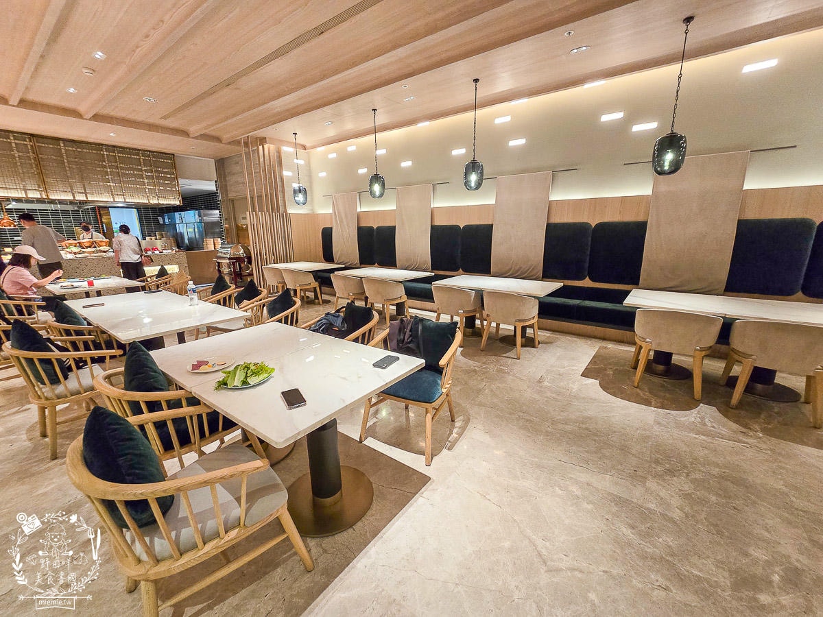 高雄日航酒店SERENA全日餐廳自助吃到飽|超強海鮮區跟牛排、肋排！生魚片也相當厚實新鮮！