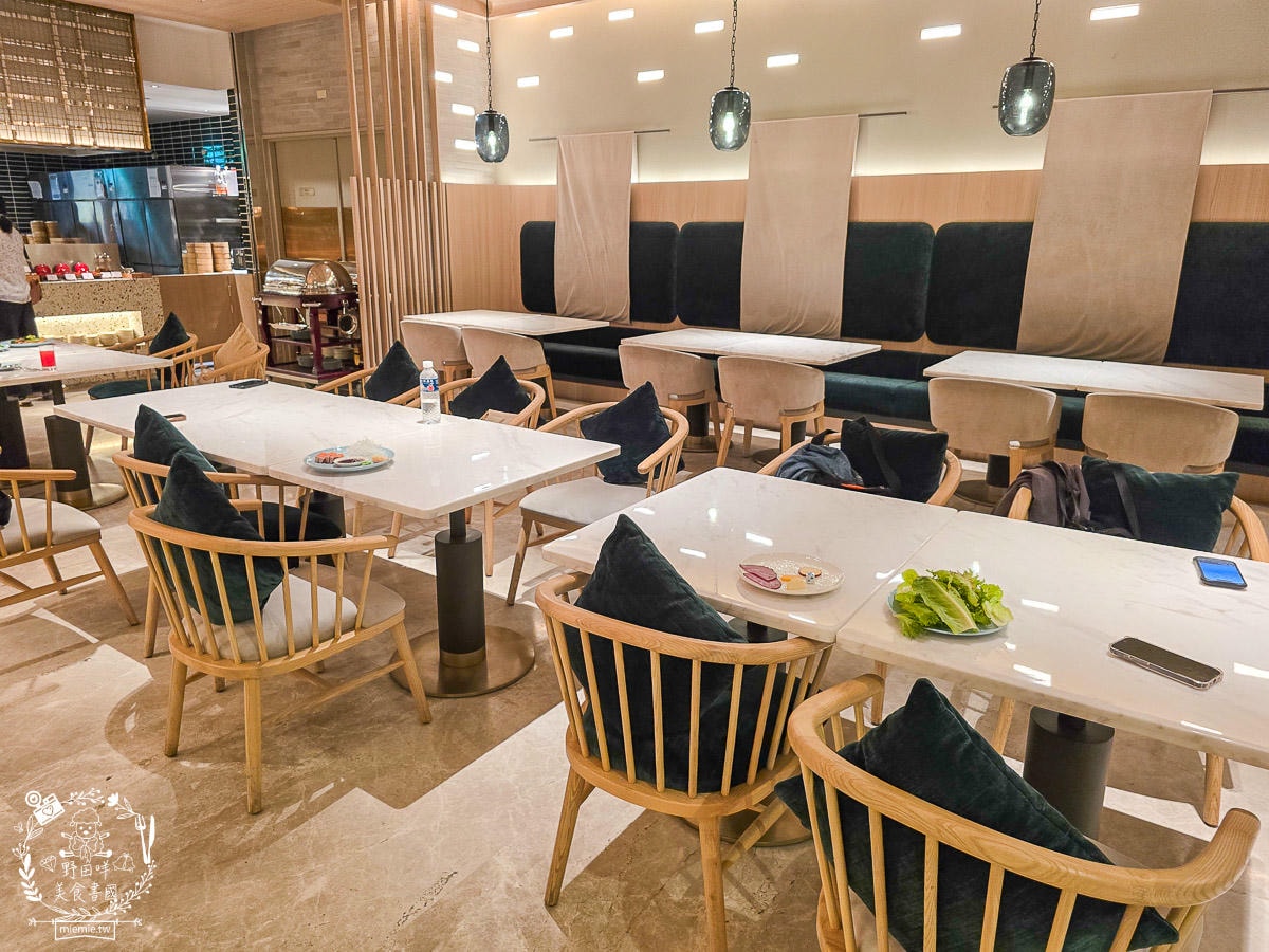 高雄日航酒店SERENA全日餐廳自助吃到飽|超強海鮮區跟牛排、肋排！生魚片也相當厚實新鮮！