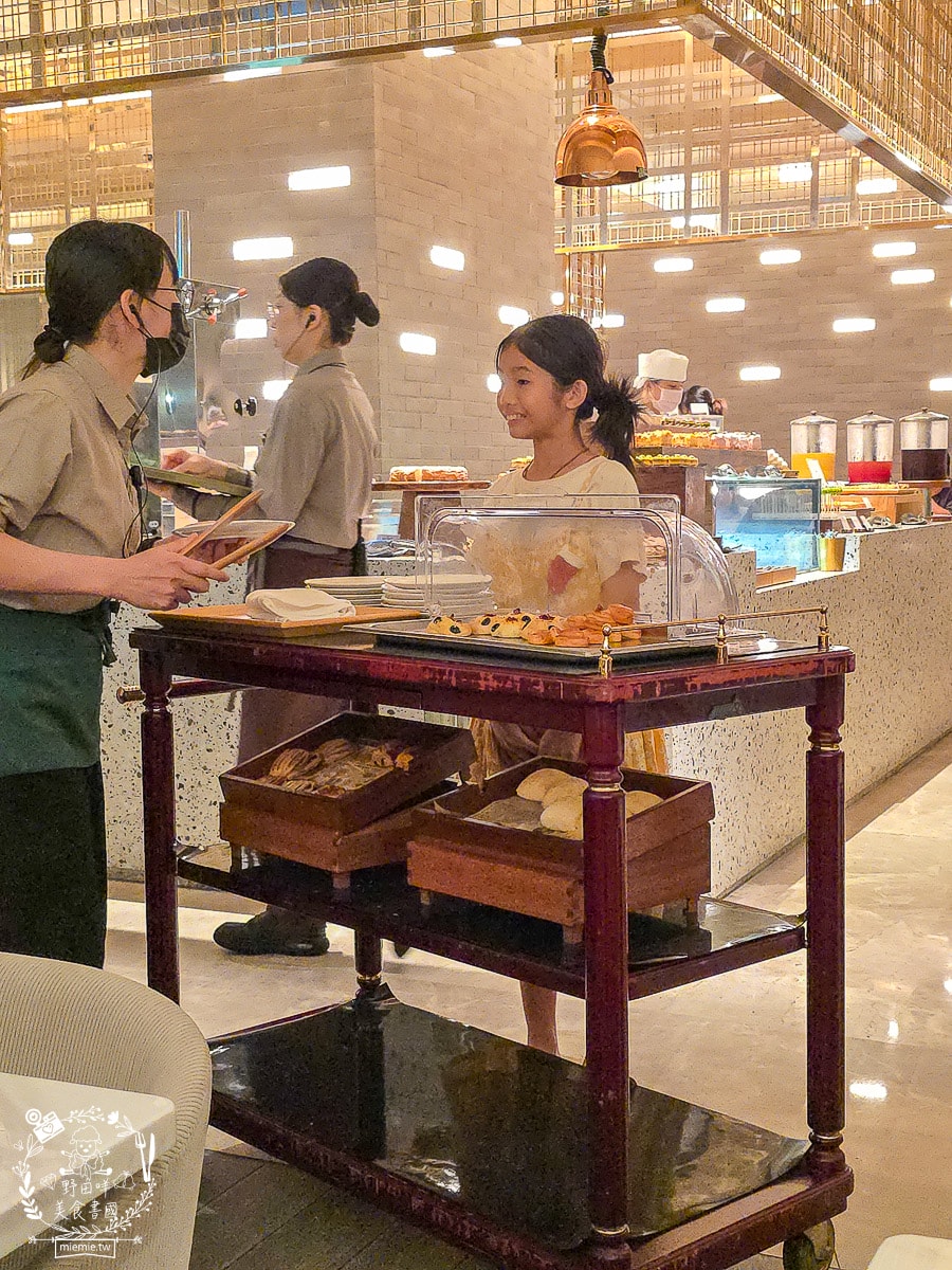 高雄日航酒店SERENA全日餐廳自助吃到飽|超強海鮮區跟牛排、肋排！生魚片也相當厚實新鮮！