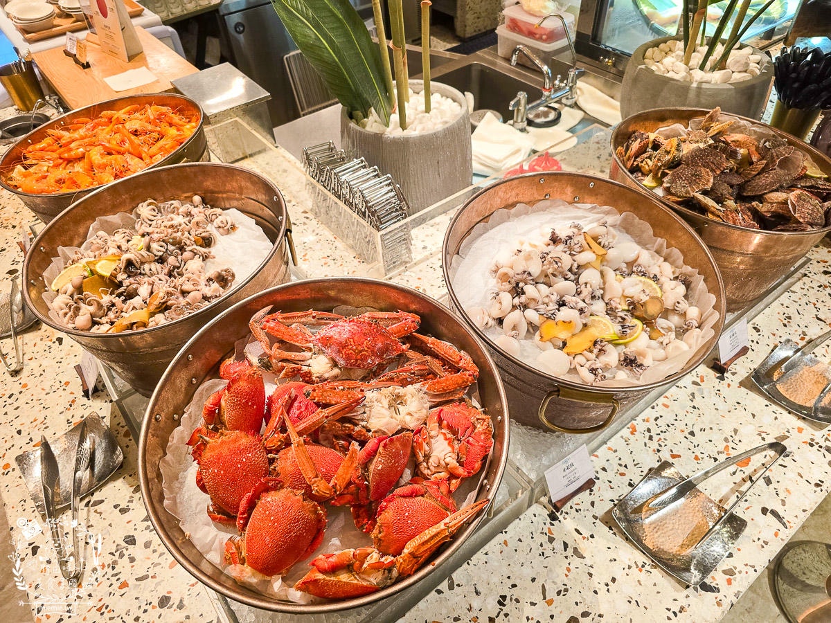 高雄日航酒店SERENA全日餐廳自助吃到飽|超強海鮮區跟牛排、肋排！生魚片也相當厚實新鮮！