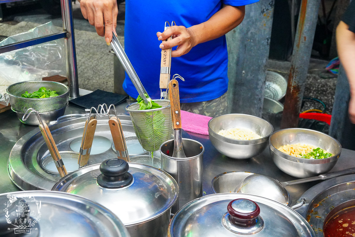 売牛本土原汁牛肉麵｜鳳山在地傳承30年的牛肉麵！靈魂牛油跟酸菜辣油更是點睛之筆！鳳山牛肉麵推薦！
