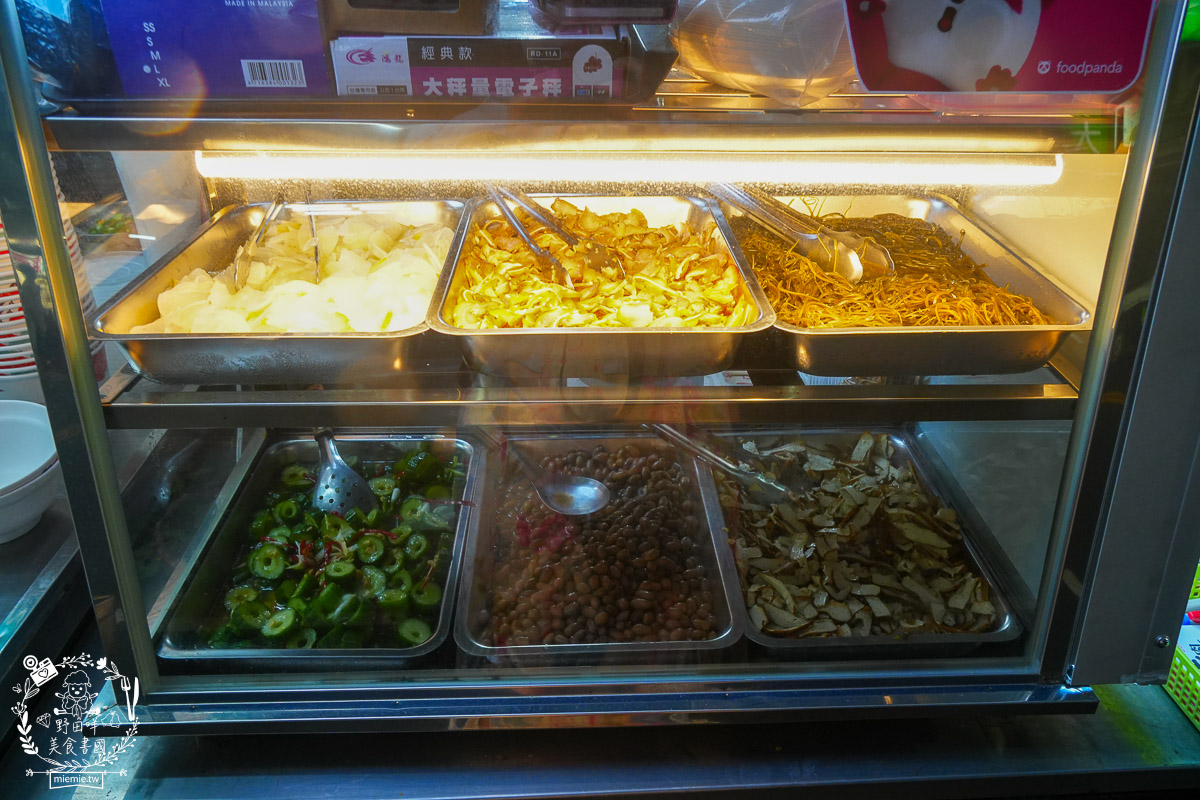 売牛本土原汁牛肉麵｜鳳山在地傳承30年的牛肉麵！靈魂牛油跟酸菜辣油更是點睛之筆！鳳山牛肉麵推薦！