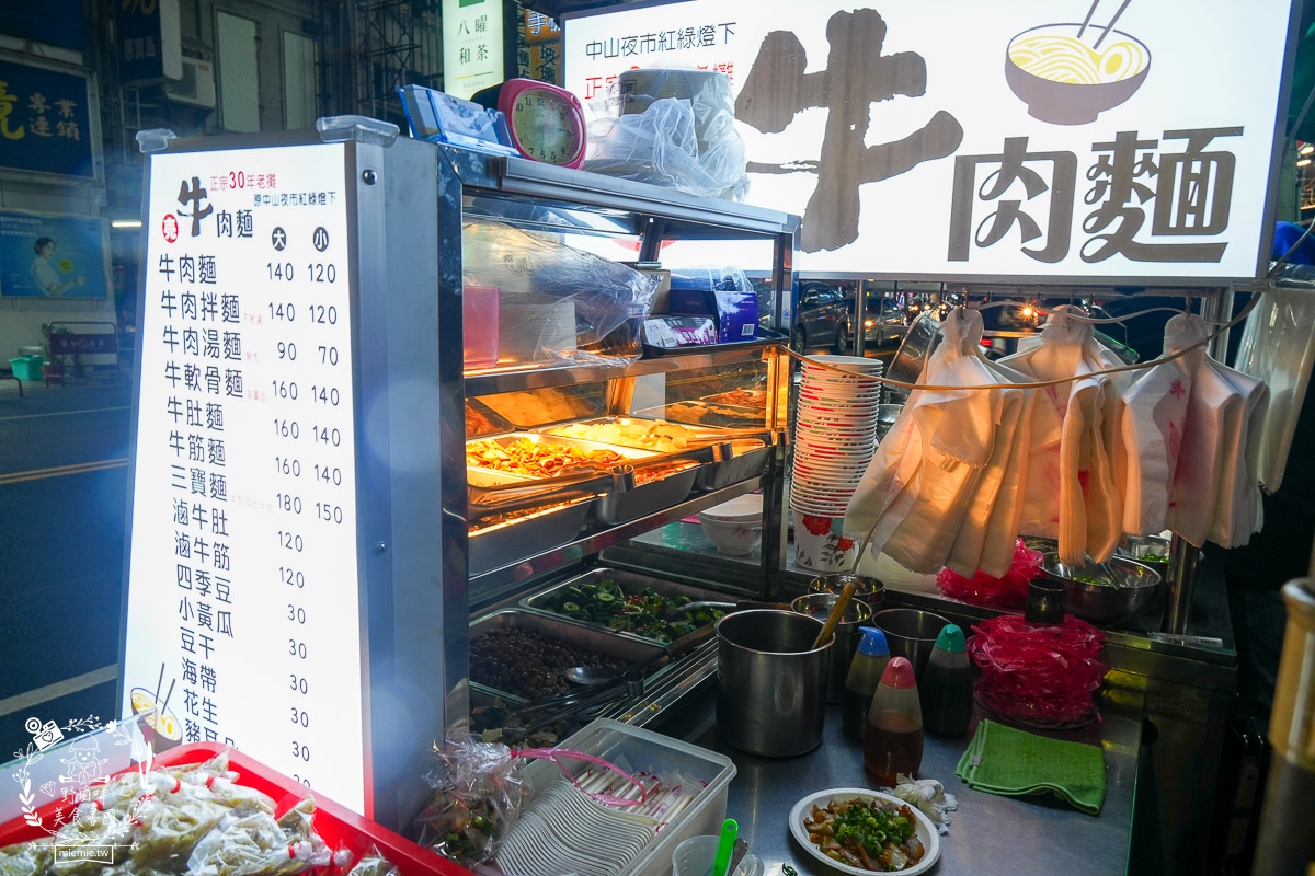 売牛本土原汁牛肉麵｜鳳山在地傳承30年的牛肉麵！靈魂牛油跟酸菜辣油更是點睛之筆！鳳山牛肉麵推薦！