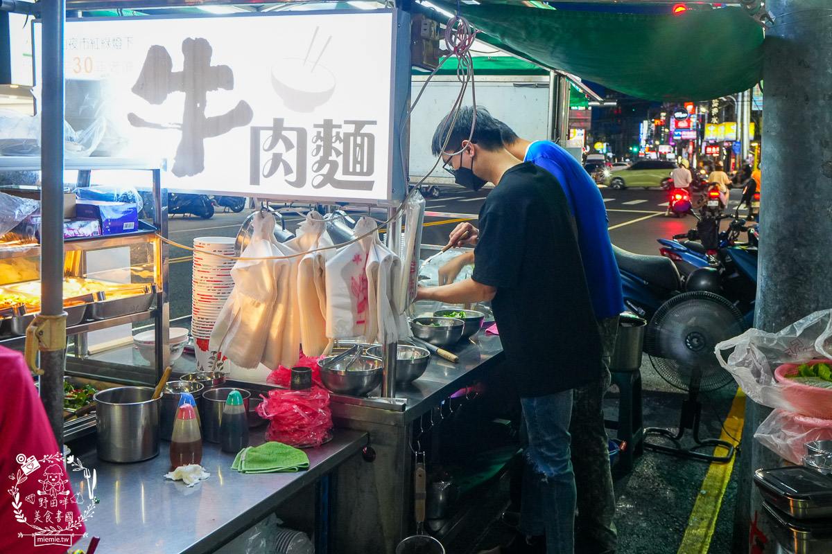 売牛本土原汁牛肉麵｜鳳山在地傳承30年的牛肉麵！靈魂牛油跟酸菜辣油更是點睛之筆！鳳山牛肉麵推薦！