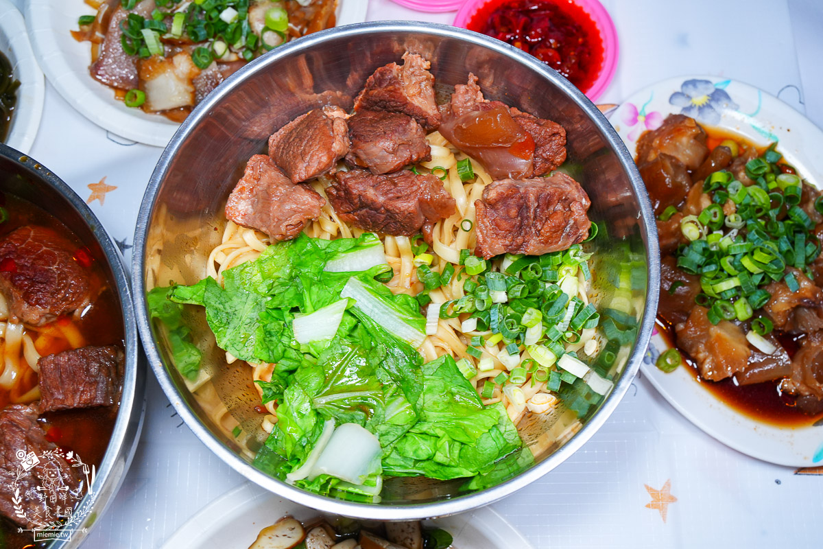 売牛本土原汁牛肉麵｜鳳山在地傳承30年的牛肉麵！靈魂牛油跟酸菜辣油更是點睛之筆！鳳山牛肉麵推薦！