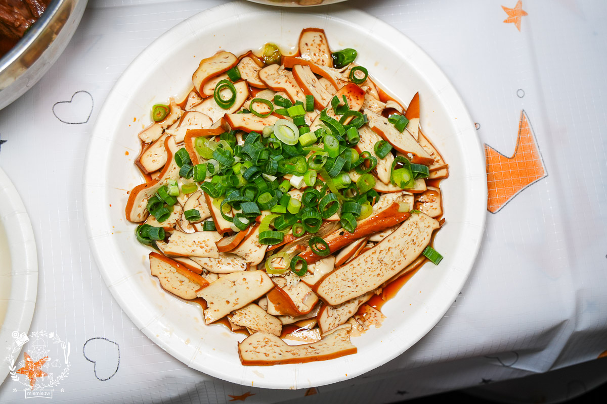 売牛本土原汁牛肉麵｜鳳山在地傳承30年的牛肉麵！靈魂牛油跟酸菜辣油更是點睛之筆！鳳山牛肉麵推薦！