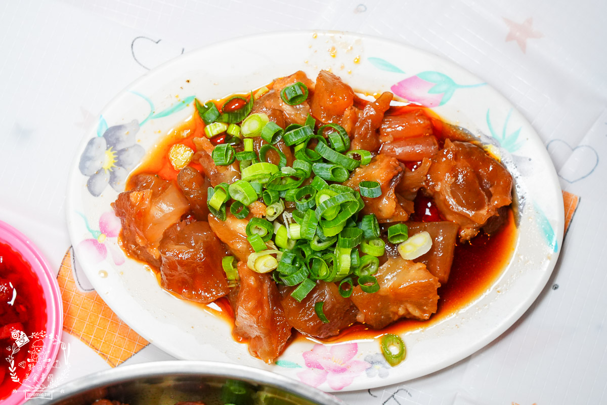 売牛本土原汁牛肉麵｜鳳山在地傳承30年的牛肉麵！靈魂牛油跟酸菜辣油更是點睛之筆！鳳山牛肉麵推薦！
