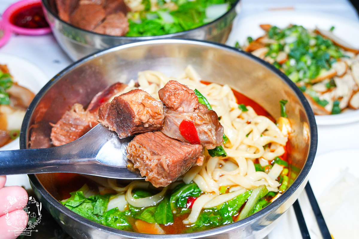 売牛本土原汁牛肉麵｜鳳山在地傳承30年的牛肉麵！靈魂牛油跟酸菜辣油更是點睛之筆！鳳山牛肉麵推薦！