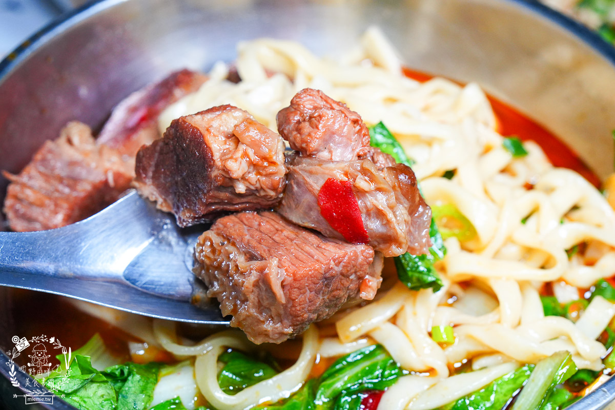 売牛本土原汁牛肉麵｜鳳山在地傳承30年的牛肉麵！靈魂牛油跟酸菜辣油更是點睛之筆！鳳山牛肉麵推薦！