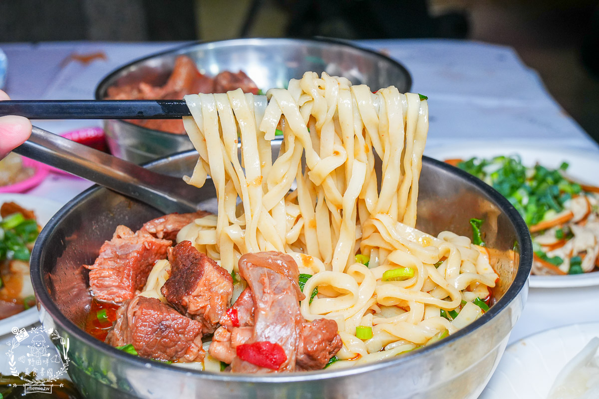 売牛本土原汁牛肉麵｜鳳山在地傳承30年的牛肉麵！靈魂牛油跟酸菜辣油更是點睛之筆！鳳山牛肉麵推薦！