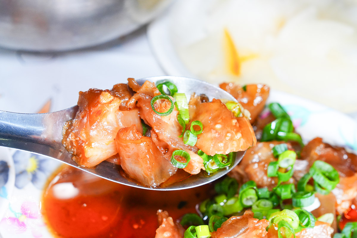 売牛本土原汁牛肉麵｜鳳山在地傳承30年的牛肉麵！靈魂牛油跟酸菜辣油更是點睛之筆！鳳山牛肉麵推薦！