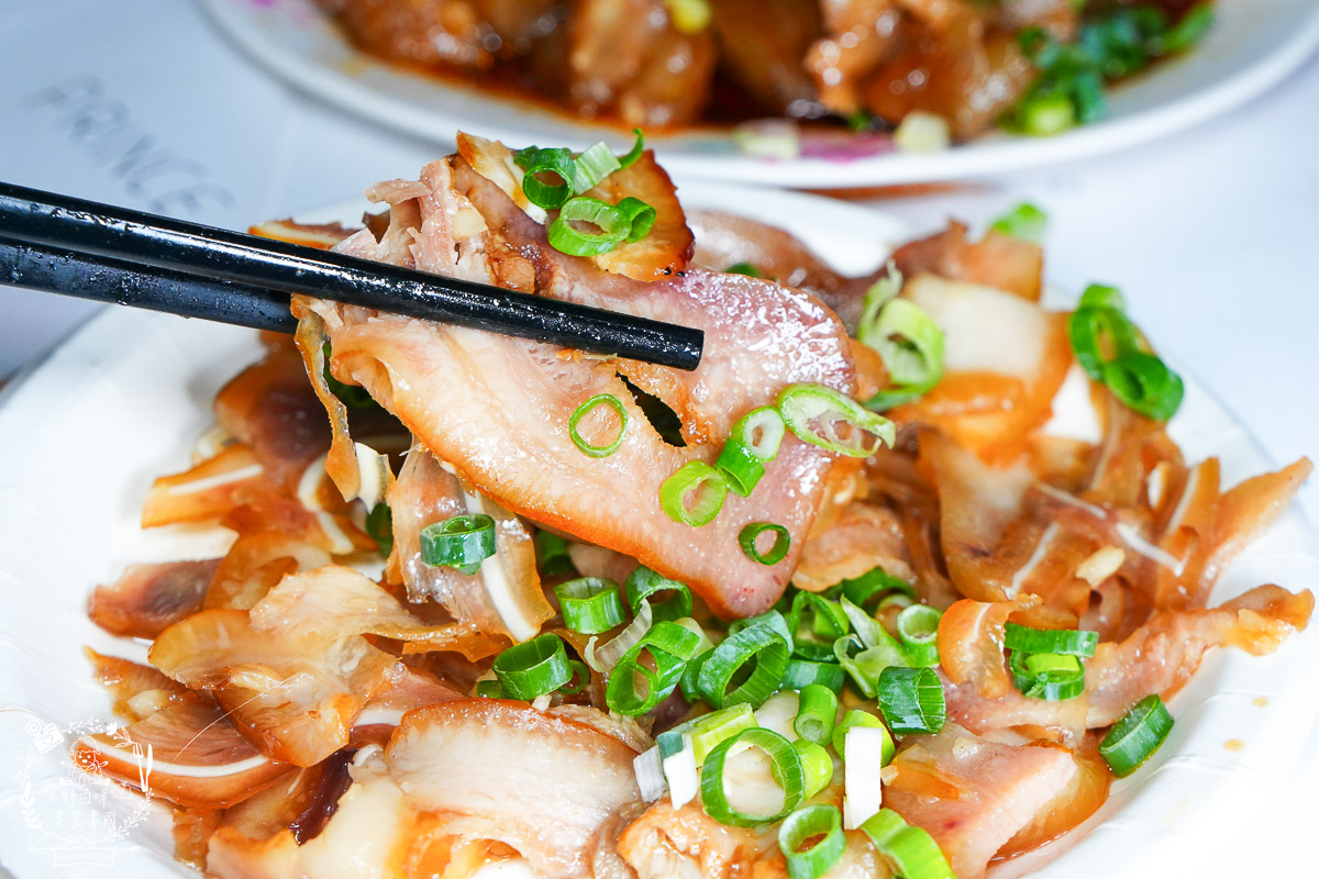 売牛本土原汁牛肉麵｜鳳山在地傳承30年的牛肉麵！靈魂牛油跟酸菜辣油更是點睛之筆！鳳山牛肉麵推薦！