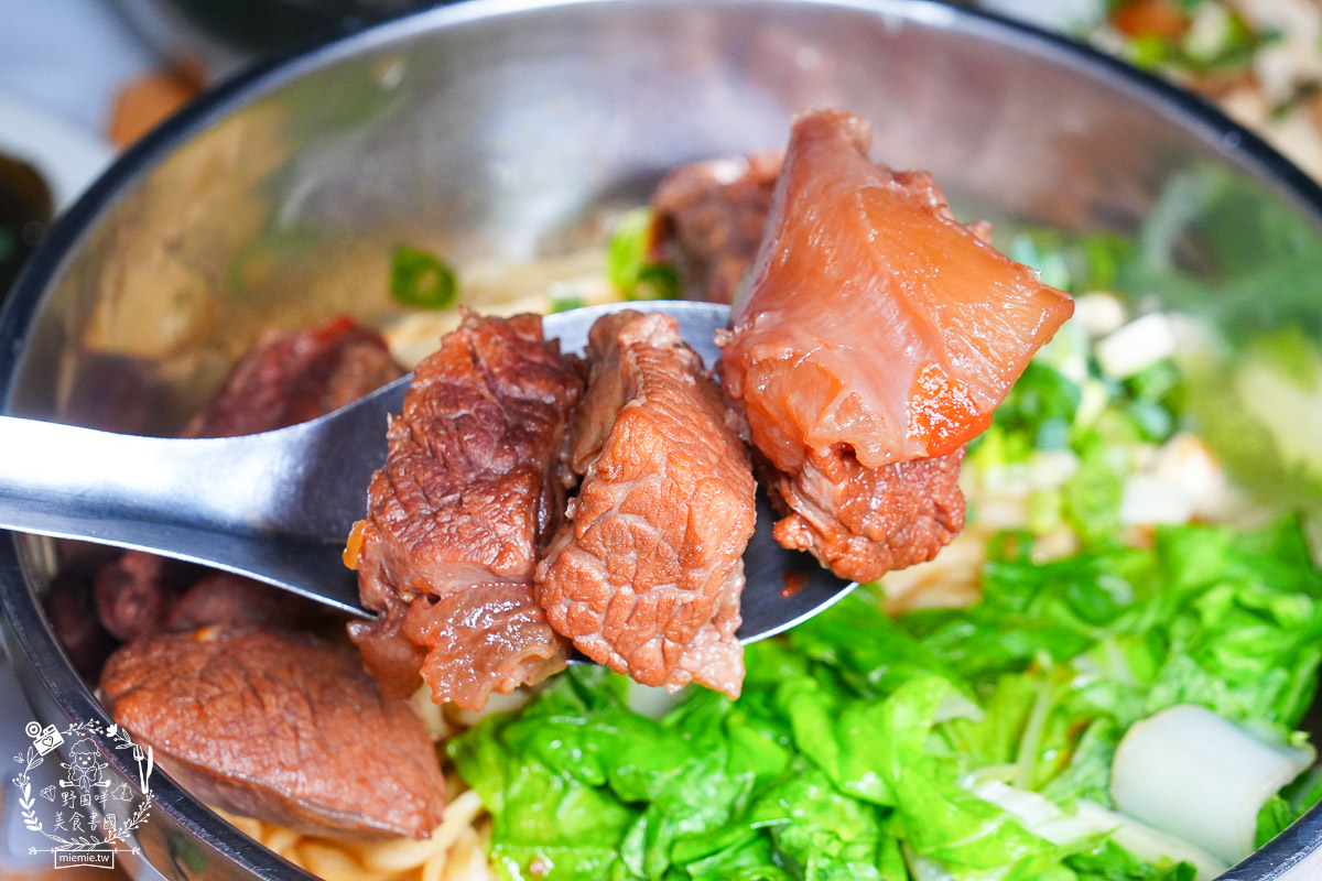 売牛本土原汁牛肉麵｜鳳山在地傳承30年的牛肉麵！靈魂牛油跟酸菜辣油更是點睛之筆！鳳山牛肉麵推薦！