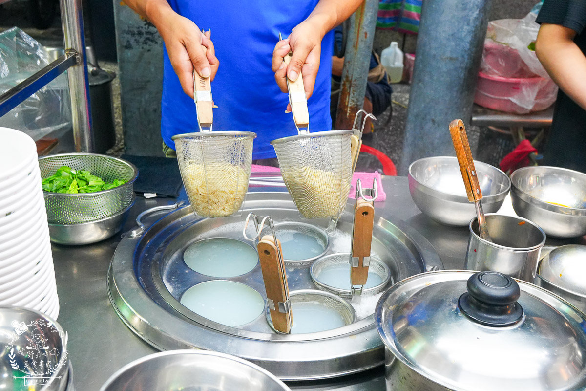 売牛本土原汁牛肉麵｜鳳山在地傳承30年的牛肉麵！靈魂牛油跟酸菜辣油更是點睛之筆！鳳山牛肉麵推薦！