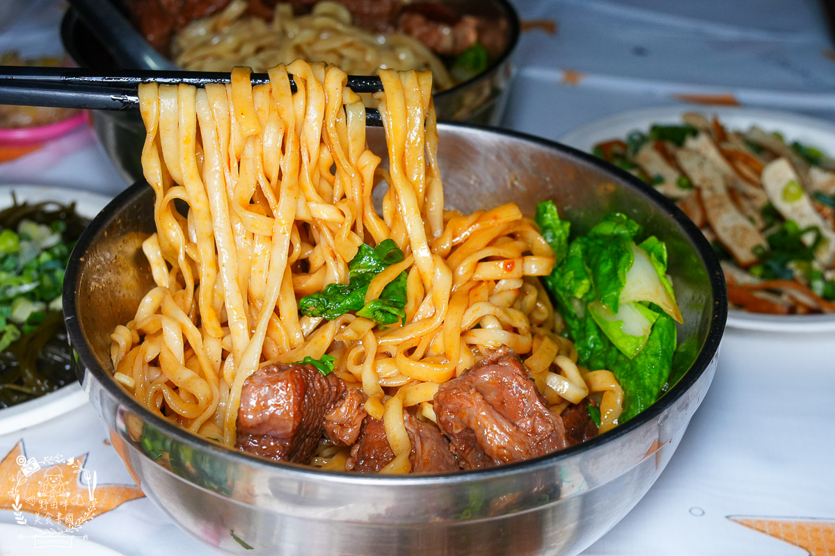 売牛本土原汁牛肉麵｜鳳山在地傳承30年的牛肉麵！靈魂牛油跟酸菜辣油更是點睛之筆！鳳山牛肉麵推薦！