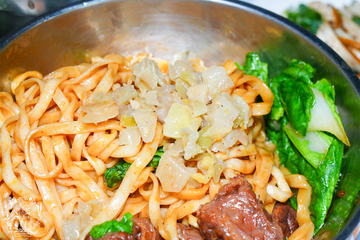 売牛本土原汁牛肉麵｜鳳山在地傳承30年的牛肉麵！靈魂牛油跟酸菜辣油更是點睛之筆！鳳山牛肉麵推薦！