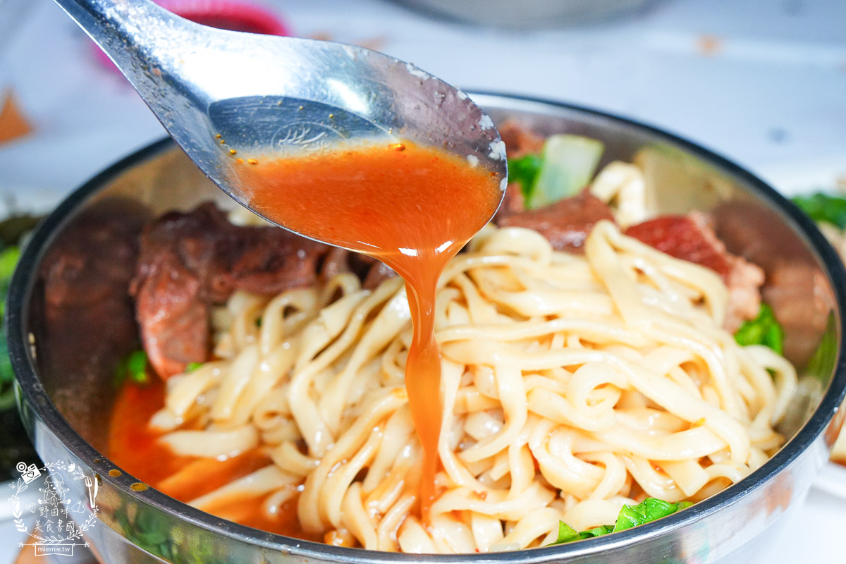 売牛本土原汁牛肉麵｜鳳山在地傳承30年的牛肉麵！靈魂牛油跟酸菜辣油更是點睛之筆！鳳山牛肉麵推薦！