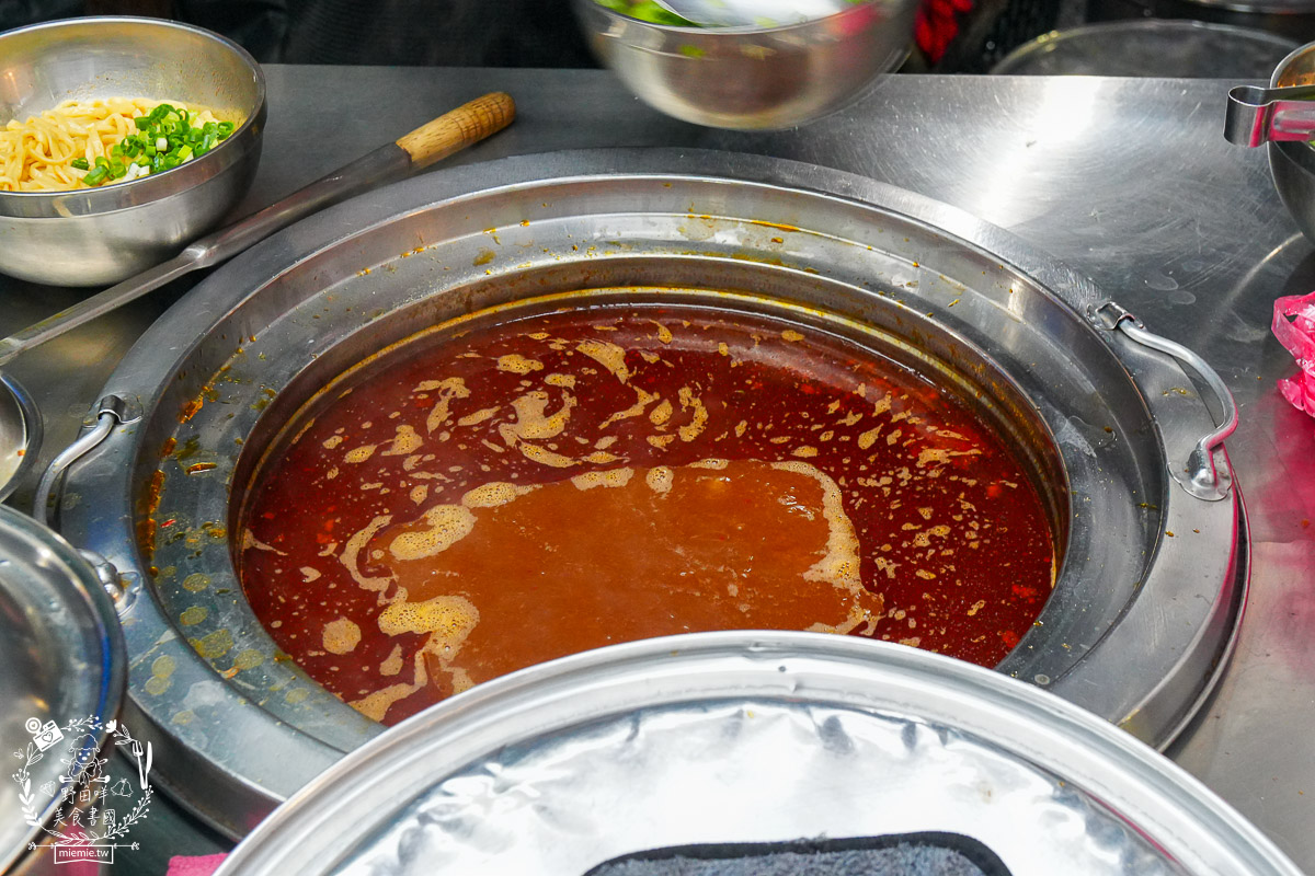売牛本土原汁牛肉麵｜鳳山在地傳承30年的牛肉麵！靈魂牛油跟酸菜辣油更是點睛之筆！鳳山牛肉麵推薦！