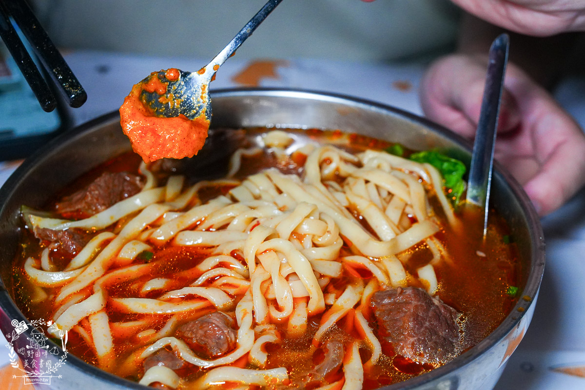 売牛本土原汁牛肉麵｜鳳山在地傳承30年的牛肉麵！靈魂牛油跟酸菜辣油更是點睛之筆！鳳山牛肉麵推薦！