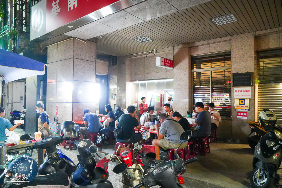 売牛本土原汁牛肉麵｜鳳山在地傳承30年的牛肉麵！靈魂牛油跟酸菜辣油更是點睛之筆！鳳山牛肉麵推薦！