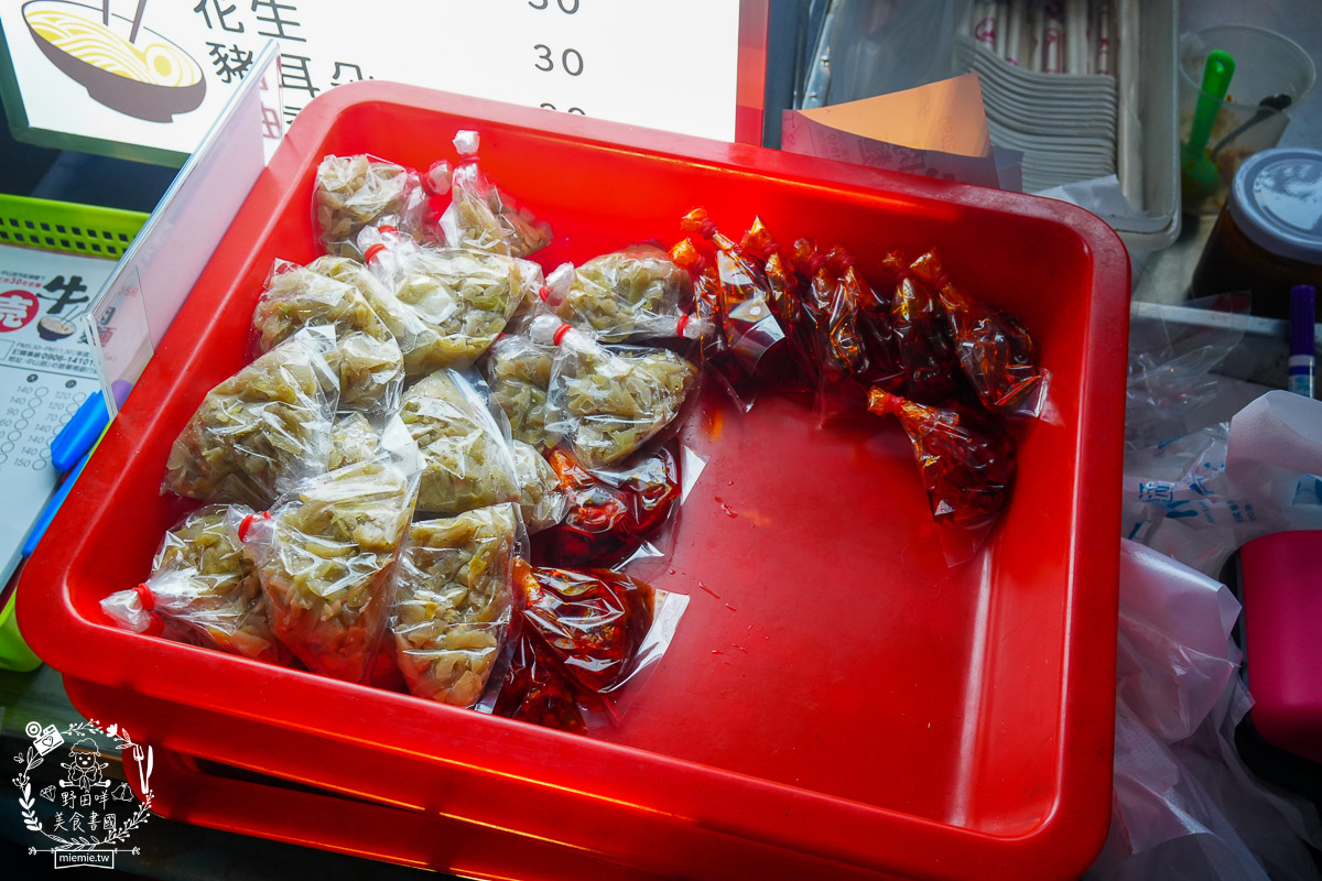 売牛本土原汁牛肉麵｜鳳山在地傳承30年的牛肉麵！靈魂牛油跟酸菜辣油更是點睛之筆！鳳山牛肉麵推薦！