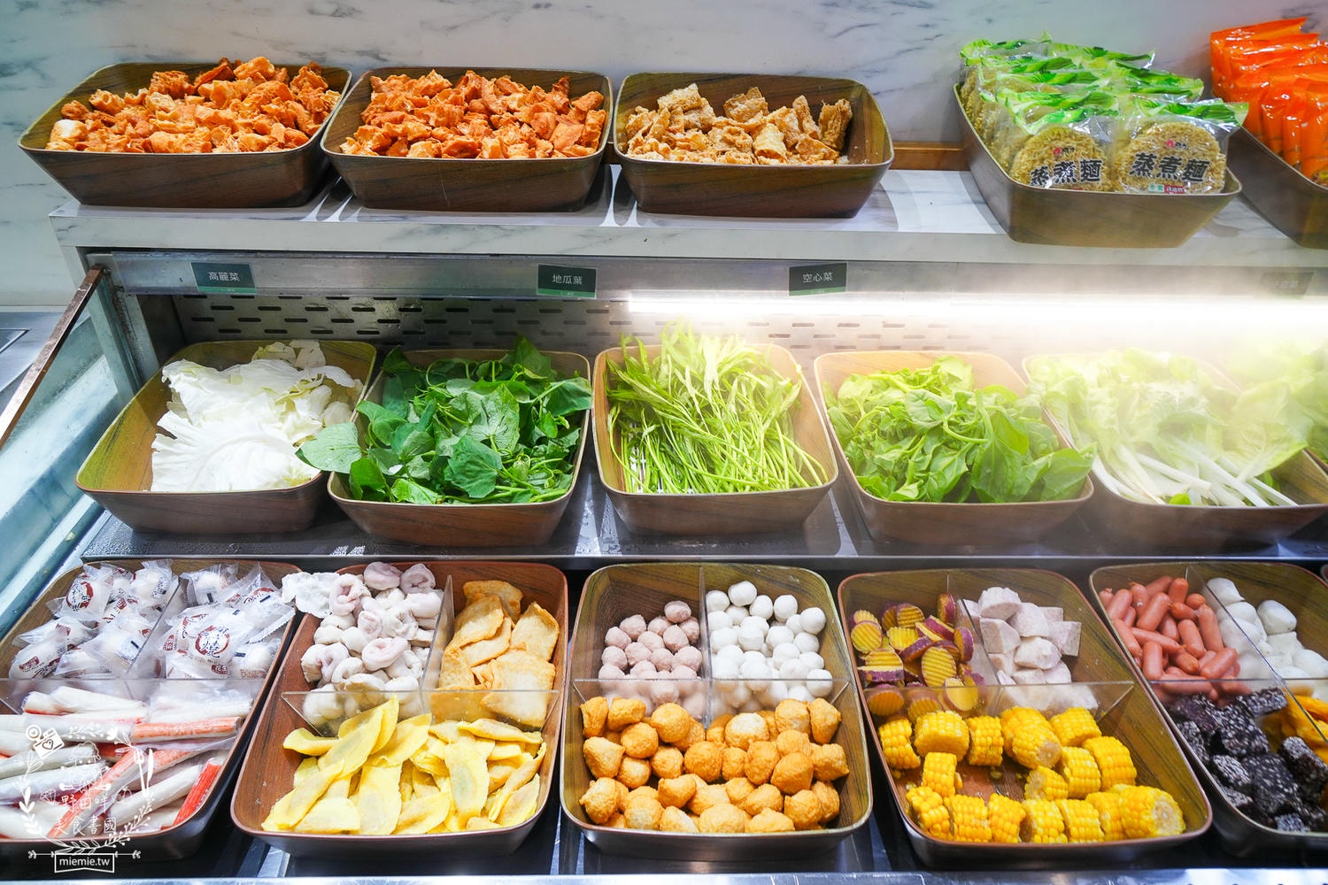 高雄美食｜伊根鍋屋鼎強店奢華 M9+ 和牛與爆炒麻油湯的極致饗宴！最低 298 元起享豐富自助吧，火鍋控的私藏清單