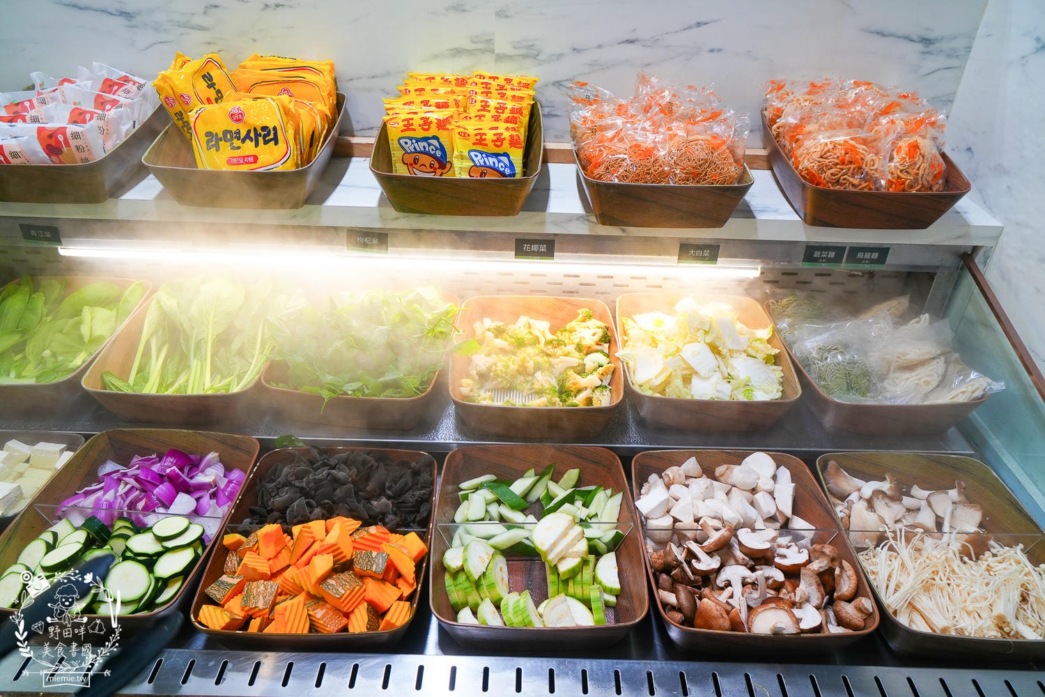 高雄美食｜伊根鍋屋鼎強店奢華 M9+ 和牛與爆炒麻油湯的極致饗宴！最低 298 元起享豐富自助吧，火鍋控的私藏清單