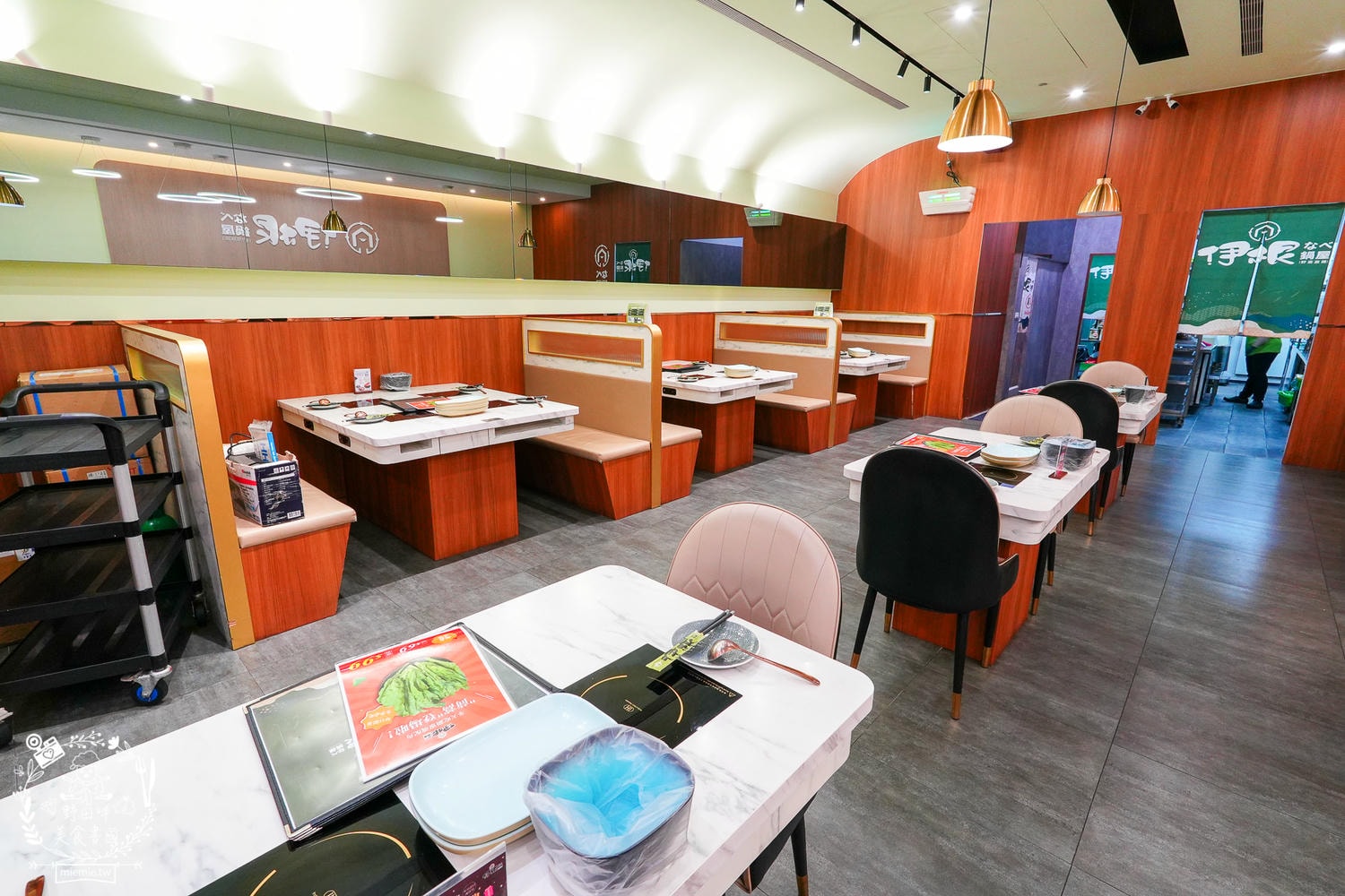 高雄美食｜伊根鍋屋鼎強店奢華 M9+ 和牛與爆炒麻油湯的極致饗宴！最低 298 元起享豐富自助吧，火鍋控的私藏清單