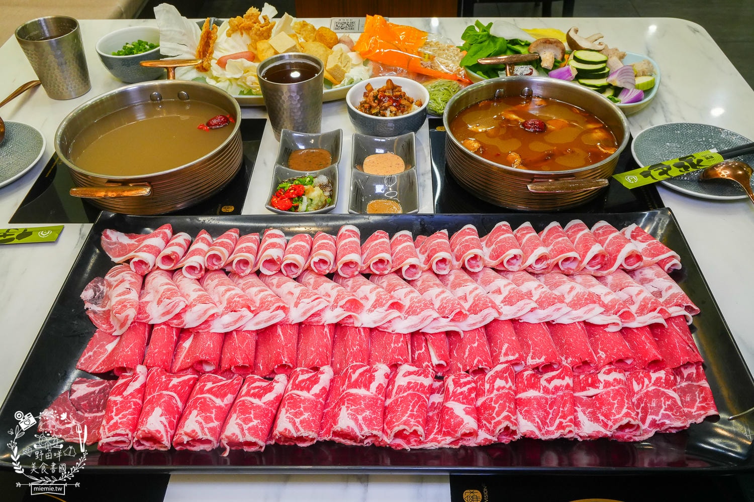 高雄美食｜伊根鍋屋鼎強店奢華 M9+ 和牛與爆炒麻油湯的極致饗宴！最低 298 元起享豐富自助吧，火鍋控的私藏清單