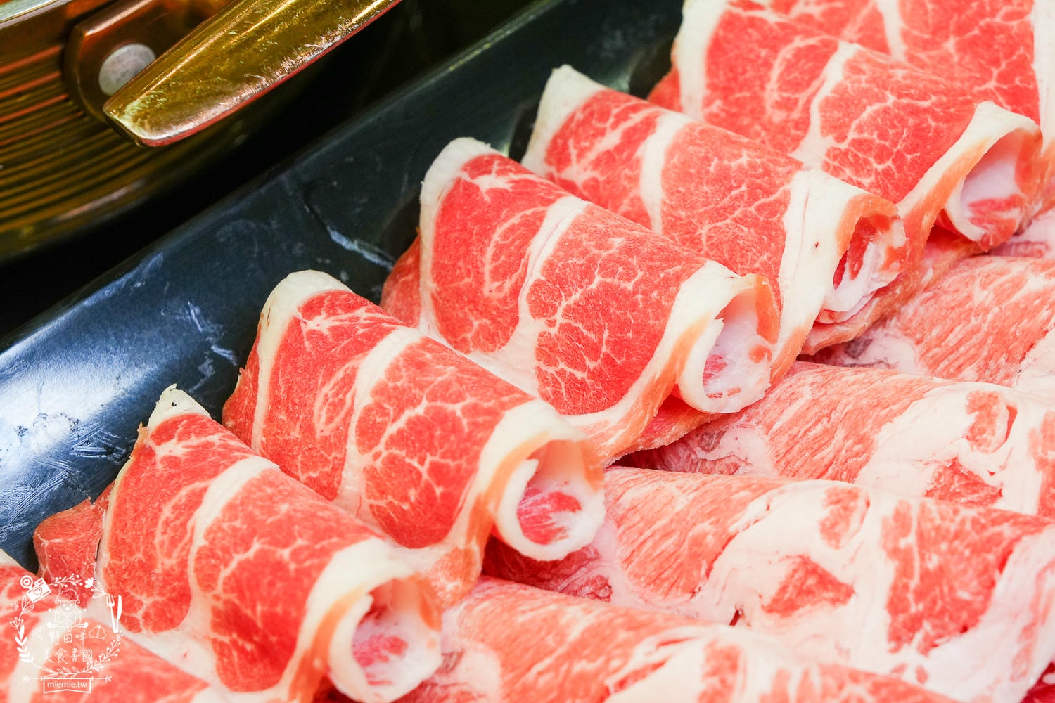 高雄美食｜伊根鍋屋鼎強店奢華 M9+ 和牛與爆炒麻油湯的極致饗宴！最低 298 元起享豐富自助吧，火鍋控的私藏清單