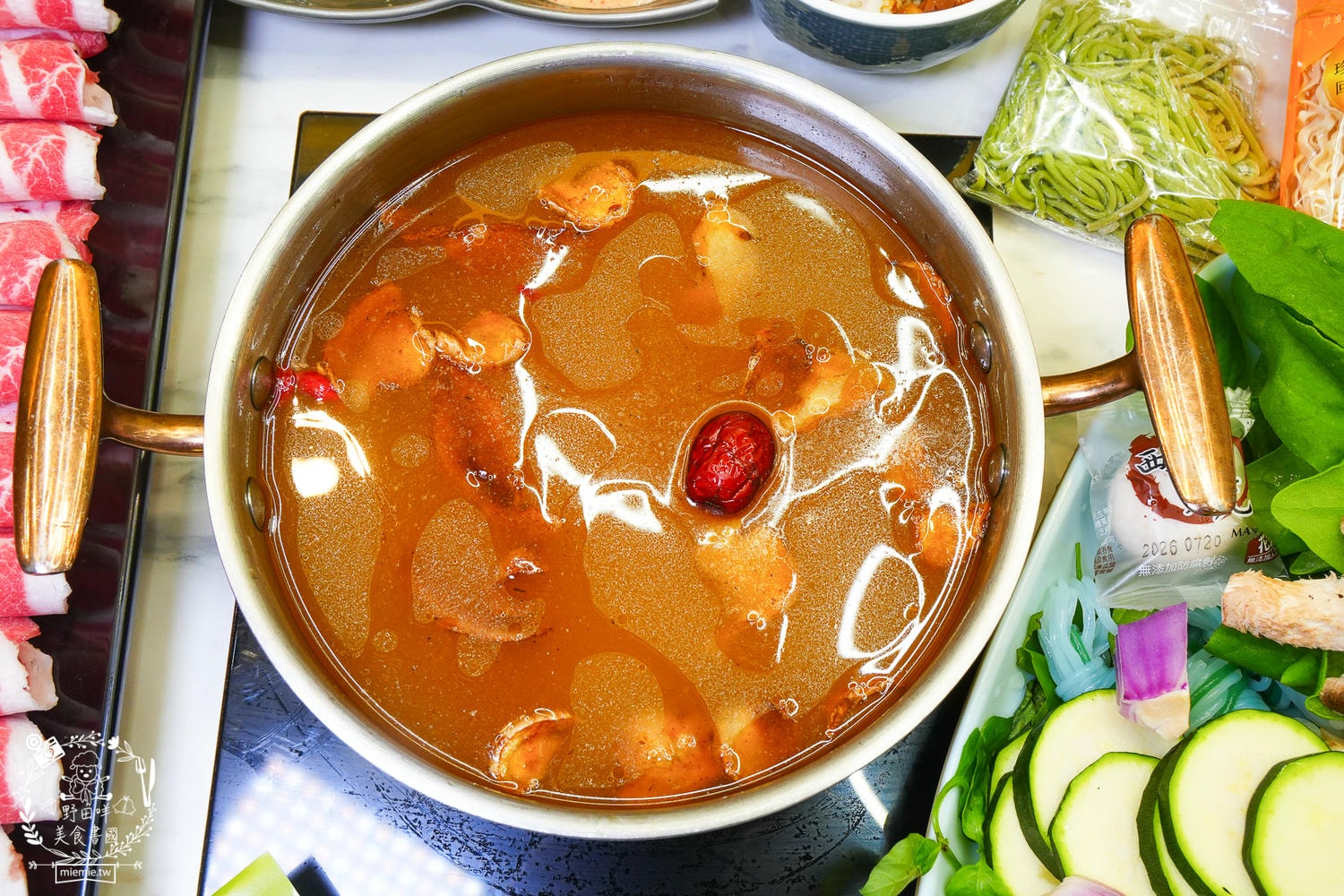 高雄美食｜伊根鍋屋鼎強店奢華 M9+ 和牛與爆炒麻油湯的極致饗宴！最低 298 元起享豐富自助吧，火鍋控的私藏清單