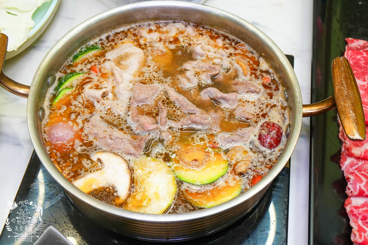 高雄美食｜伊根鍋屋鼎強店奢華 M9+ 和牛與爆炒麻油湯的極致饗宴！最低 298 元起享豐富自助吧，火鍋控的私藏清單