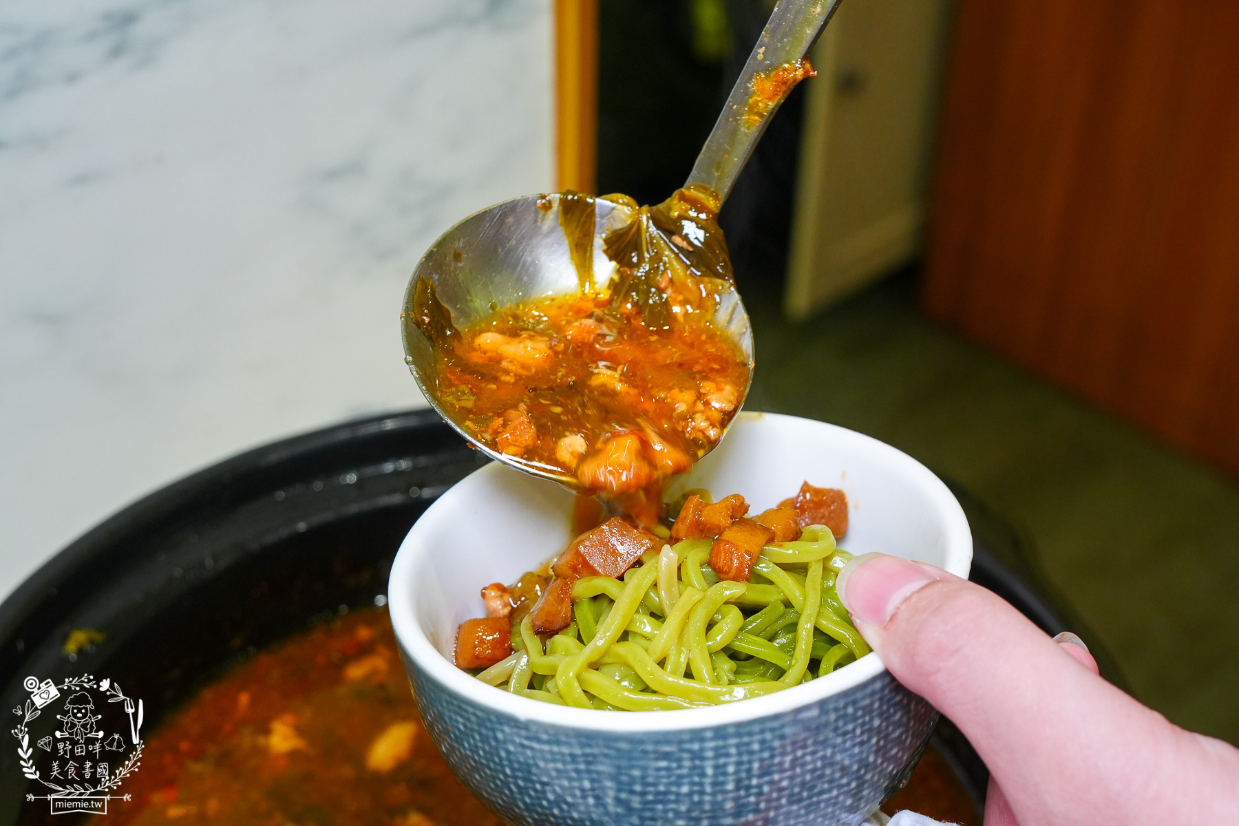 高雄美食|伊根鍋屋鼎強店奢華 M9+ 和牛與爆炒麻油湯的極致饗宴!最低 298 元起享豐富自助吧,火鍋控的私藏清單 - 第13張圖 高雄美食|伊根鍋屋鼎強店奢華 M9+ 和牛與爆炒麻油湯的極致饗宴!最低 298 元起享豐富自助吧,火鍋控的私藏清單