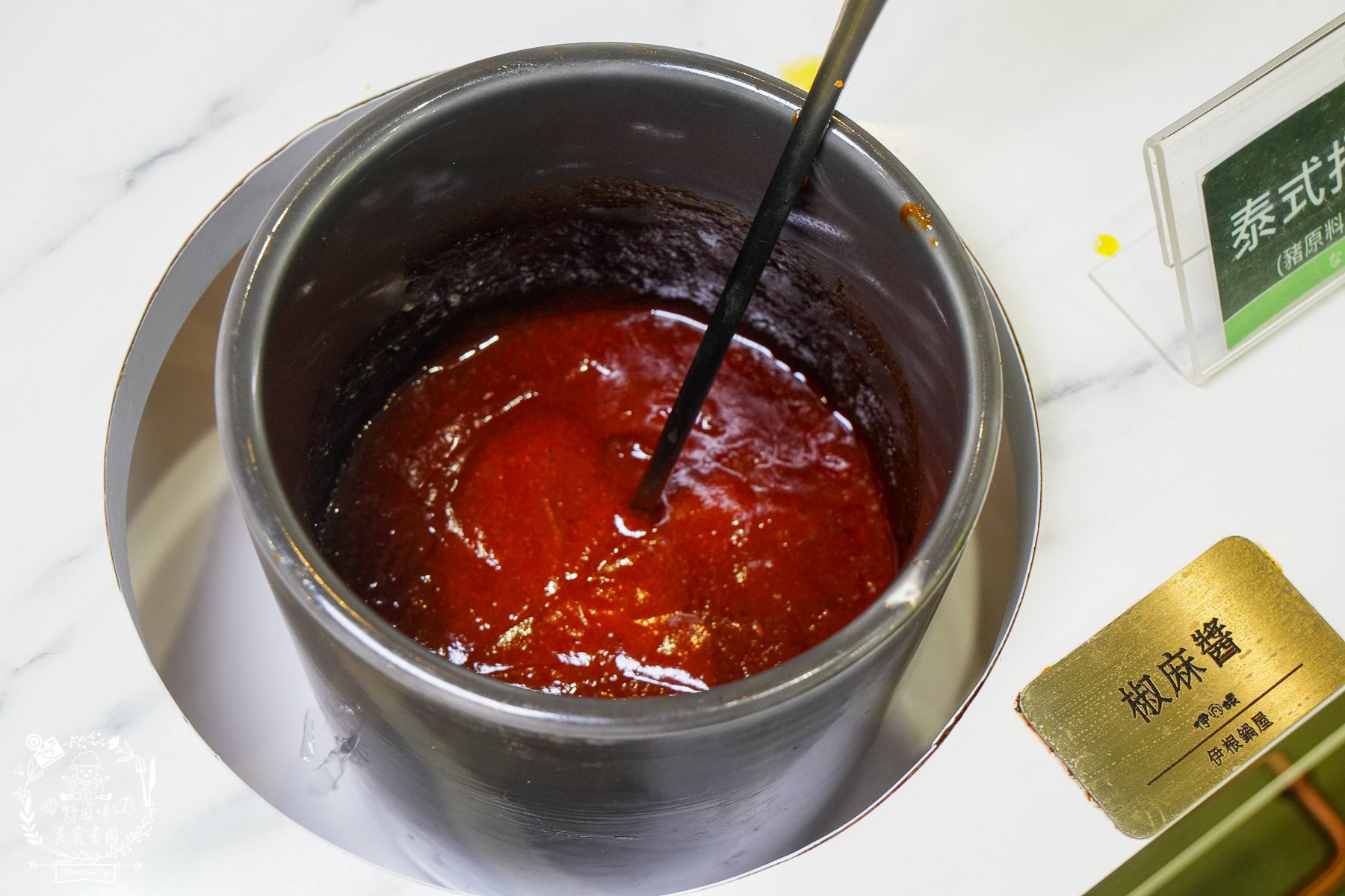 高雄美食|伊根鍋屋鼎強店奢華 M9+ 和牛與爆炒麻油湯的極致饗宴!最低 298 元起享豐富自助吧,火鍋控的私藏清單 - 第14張圖 高雄美食|伊根鍋屋鼎強店奢華 M9+ 和牛與爆炒麻油湯的極致饗宴!最低 298 元起享豐富自助吧,火鍋控的私藏清單