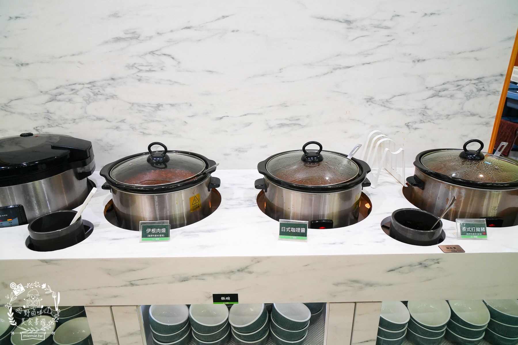 高雄美食|伊根鍋屋鼎強店奢華 M9+ 和牛與爆炒麻油湯的極致饗宴!最低 298 元起享豐富自助吧,火鍋控的私藏清單 - 第10張圖 高雄美食|伊根鍋屋鼎強店奢華 M9+ 和牛與爆炒麻油湯的極致饗宴!最低 298 元起享豐富自助吧,火鍋控的私藏清單