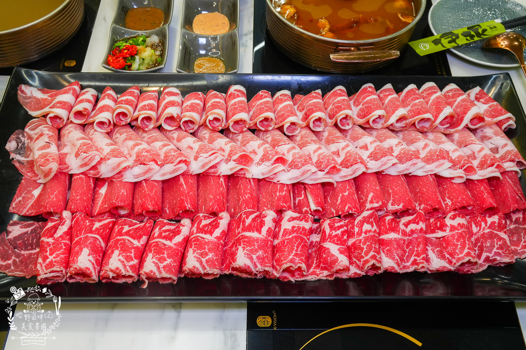 高雄美食|伊根鍋屋鼎強店奢華 M9+ 和牛與爆炒麻油湯的極致饗宴!最低 298 元起享豐富自助吧,火鍋控的私藏清單 - 第31張圖 高雄美食|伊根鍋屋鼎強店奢華 M9+ 和牛與爆炒麻油湯的極致饗宴!最低 298 元起享豐富自助吧,火鍋控的私藏清單