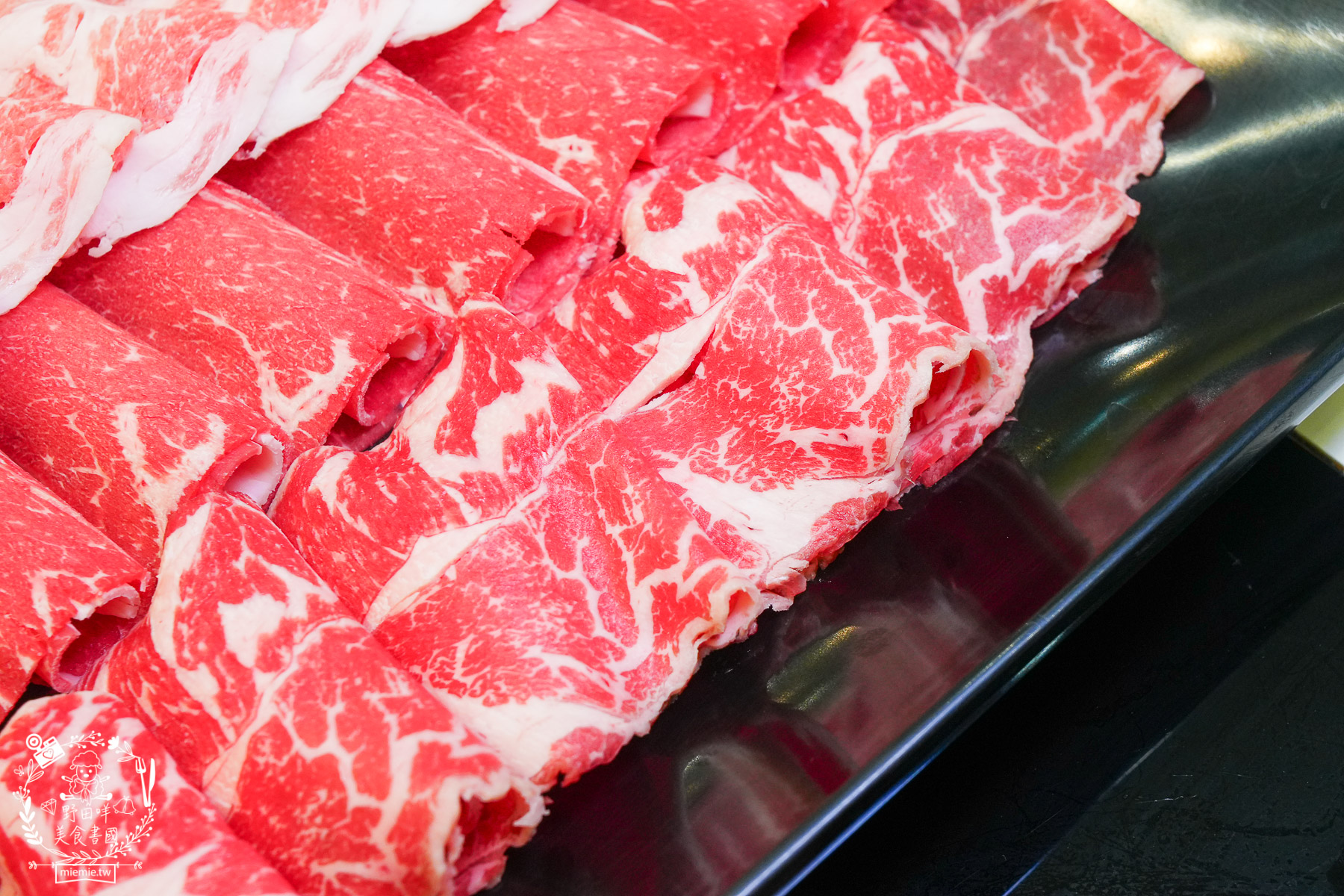 高雄美食|伊根鍋屋鼎強店奢華 M9+ 和牛與爆炒麻油湯的極致饗宴!最低 298 元起享豐富自助吧,火鍋控的私藏清單 - 第32張圖 高雄美食|伊根鍋屋鼎強店奢華 M9+ 和牛與爆炒麻油湯的極致饗宴!最低 298 元起享豐富自助吧,火鍋控的私藏清單